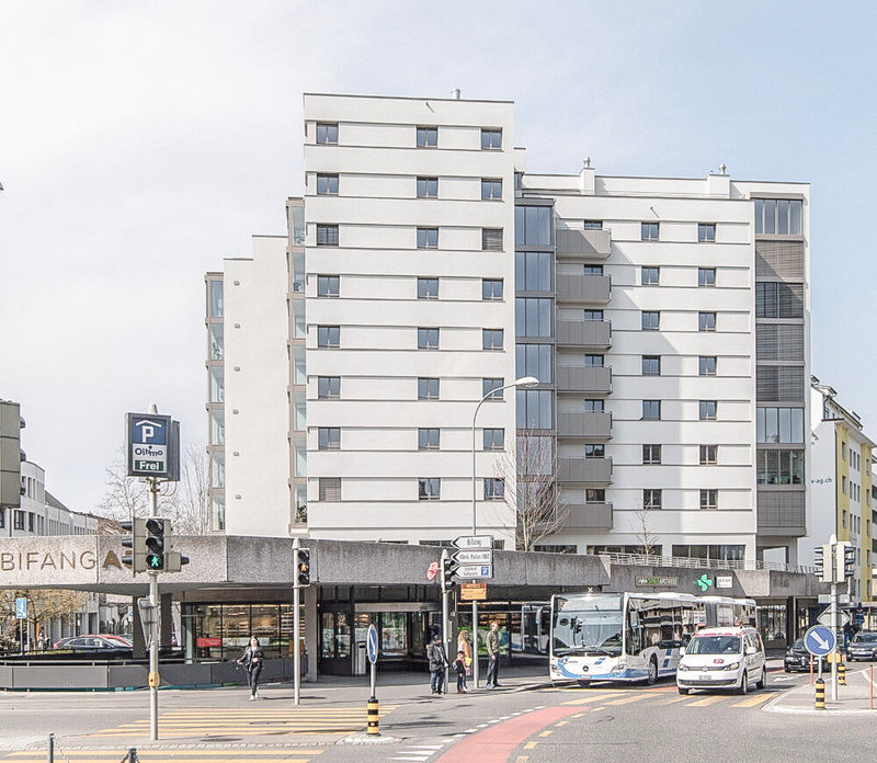 Bifang A55 in Olten mit Bus und Fussgängern am Verkehrsknoten