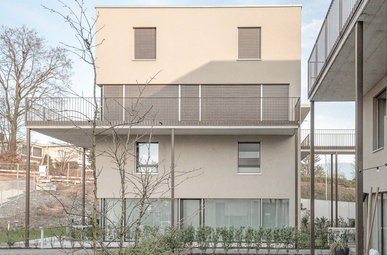 Fassadendetail des Neubaus Cappuccino in Stetten mit Sonnenschutzlamellen
