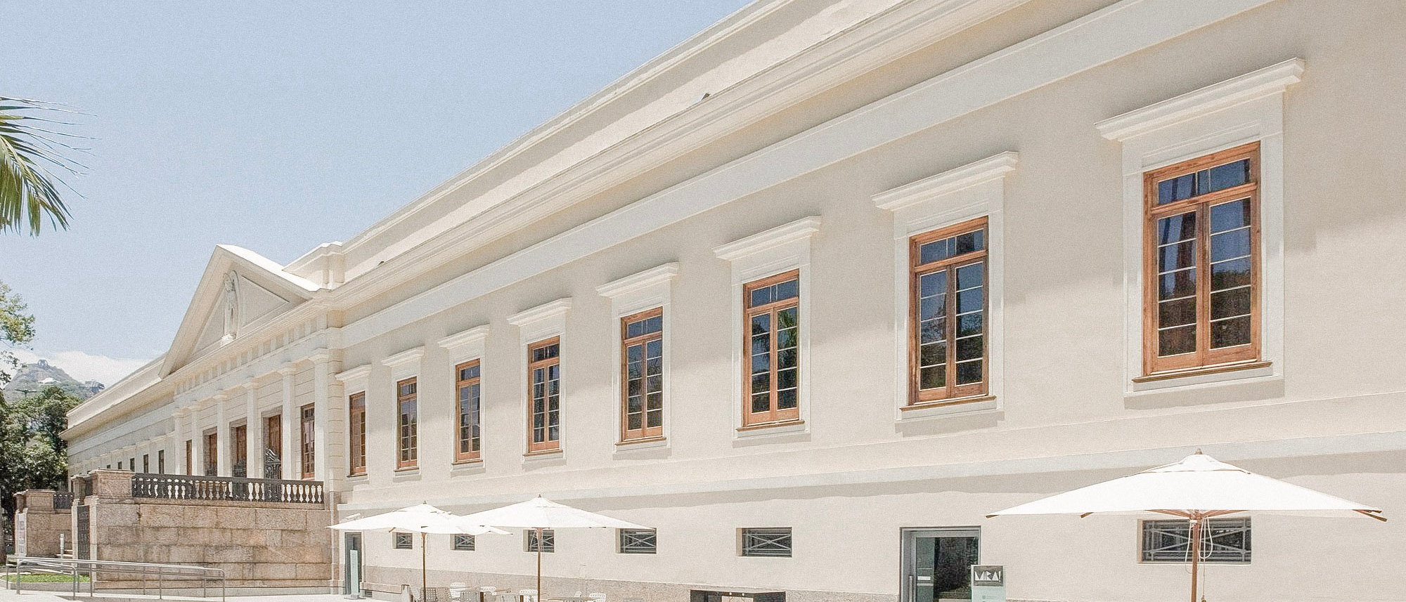 Restaurierte Kolonialfassade des Instituto Casa Daros mit Säulengang