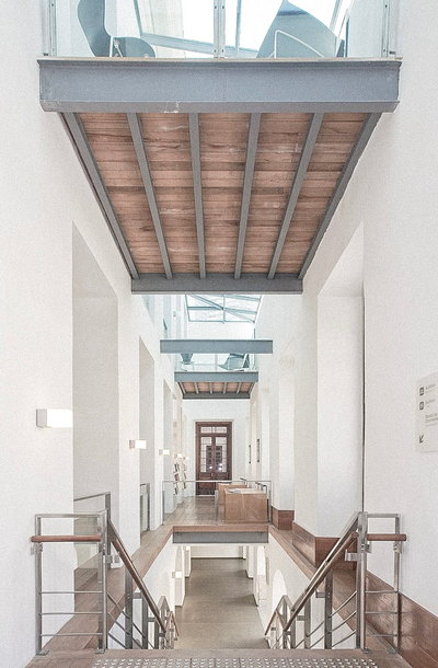 Treppenhaus im Instituto Casa Daros mit Holzbalkendecke und Glasoberlicht