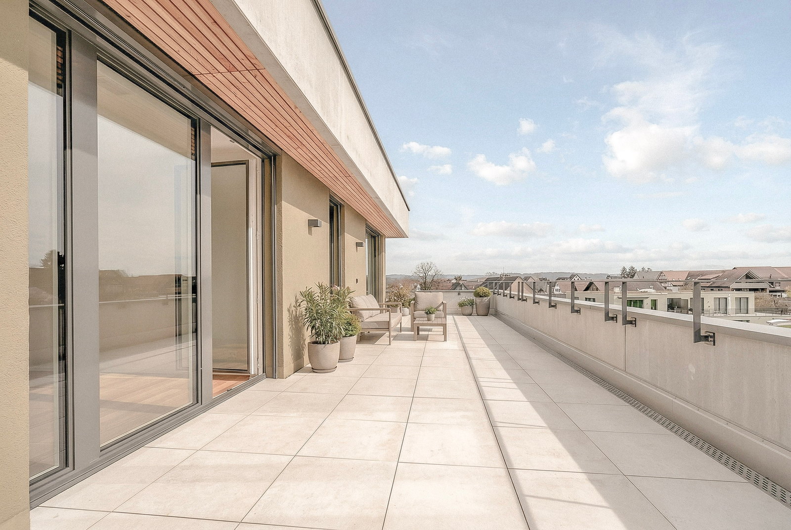 Dachterrasse der Überbauung Elementar in Stadel mit Sitzmöbeln