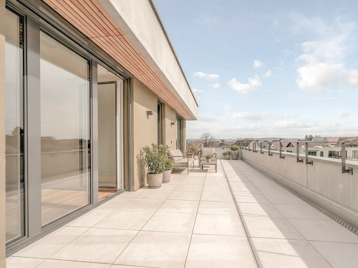 Dachterrasse der Überbauung Elementar in Stadel mit Sitzmöbeln