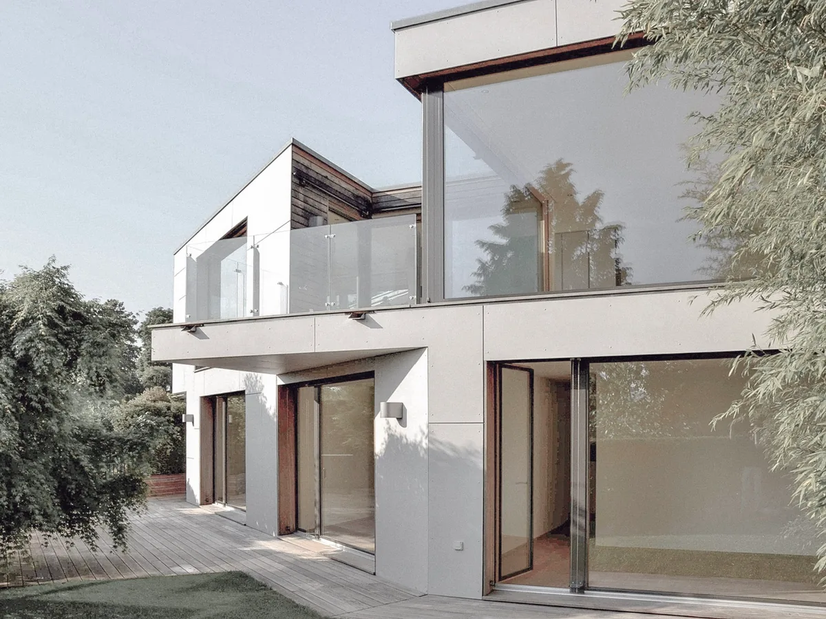 Moderne Villa an der Himmelstrasse Küsnacht mit Glasbalkon und Gartenterrasse