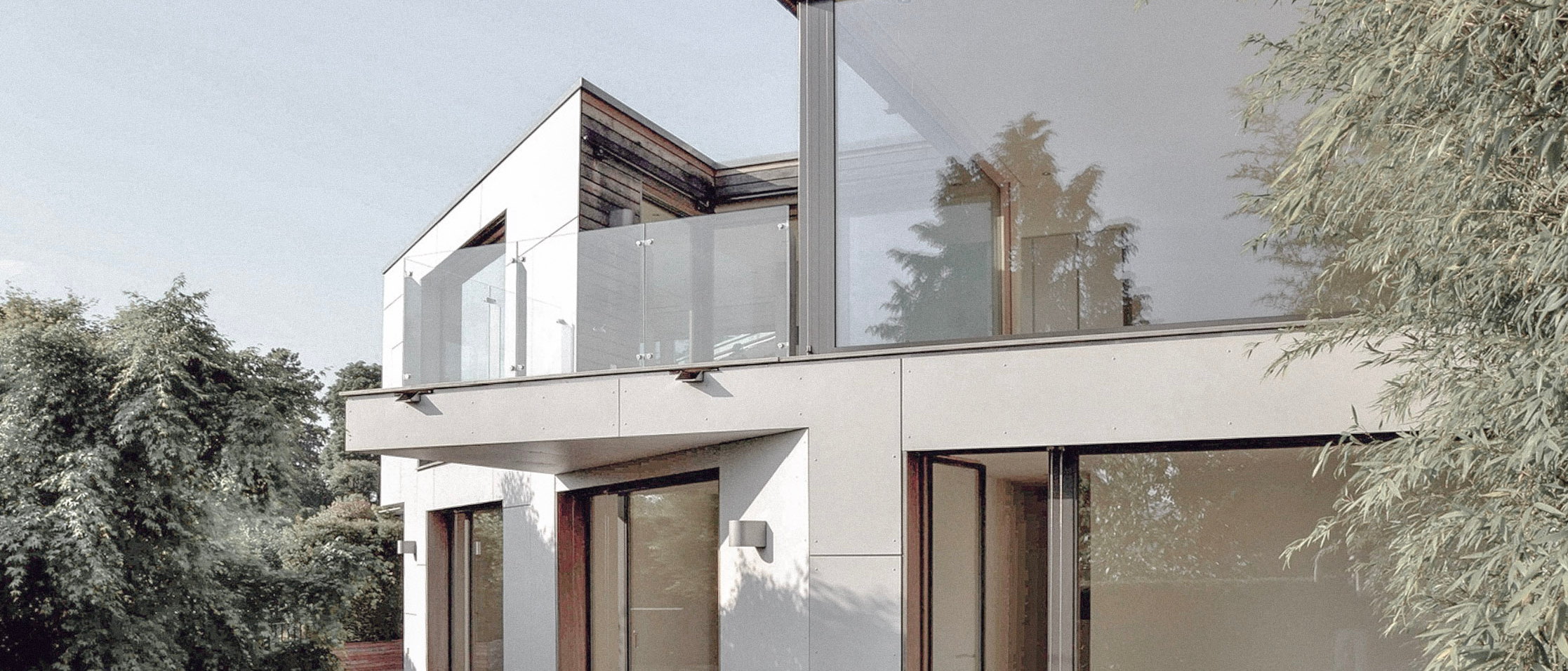 Moderne Villa an der Himmelstrasse Küsnacht mit Glasbalkon und Gartenterrasse