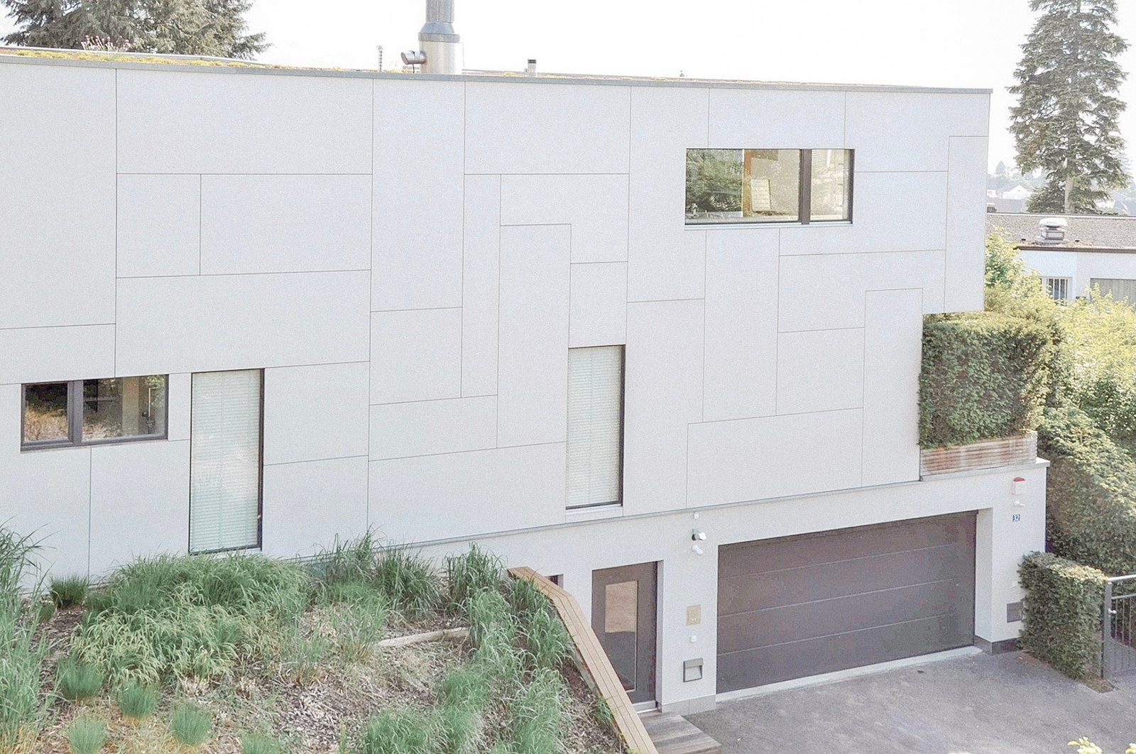 Villa in Küsnacht mit geometrisch gegliederter weisser Fassade