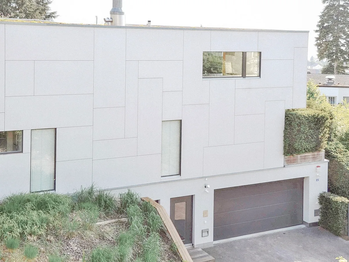 Villa in Küsnacht mit geometrisch gegliederter weisser Fassade