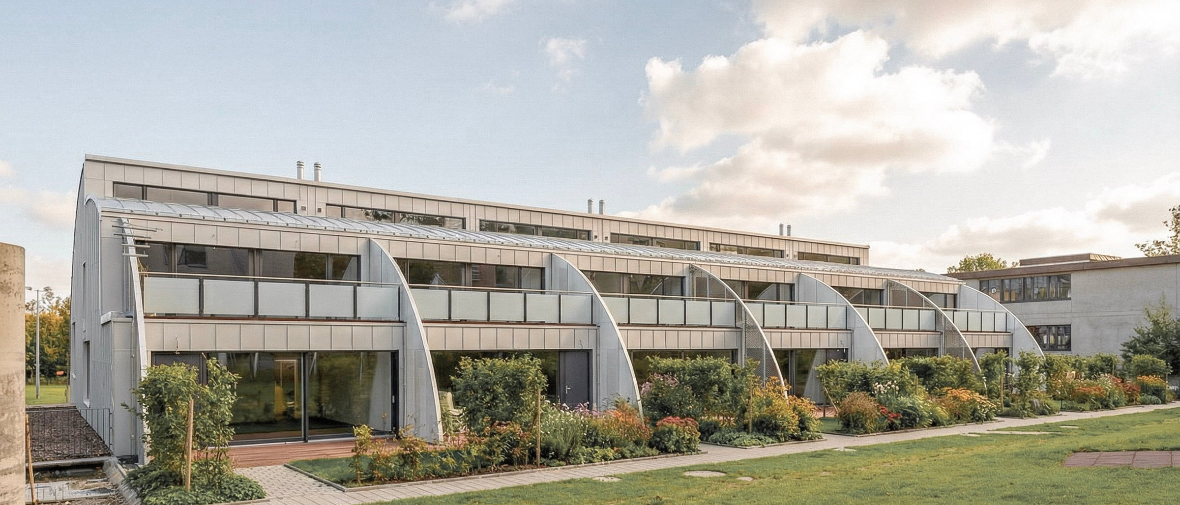 Wohngebäude Iceloft Rüschlikon mit geschwungenen Glasbalkonen