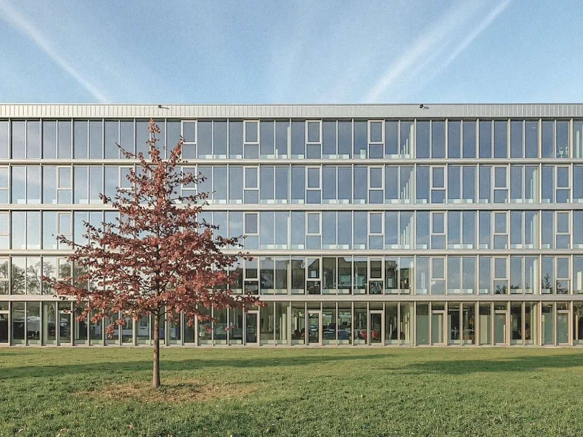 Bürogebäude KURT.SG in St. Gallen mit Glasfassade und herbstlichem Baum