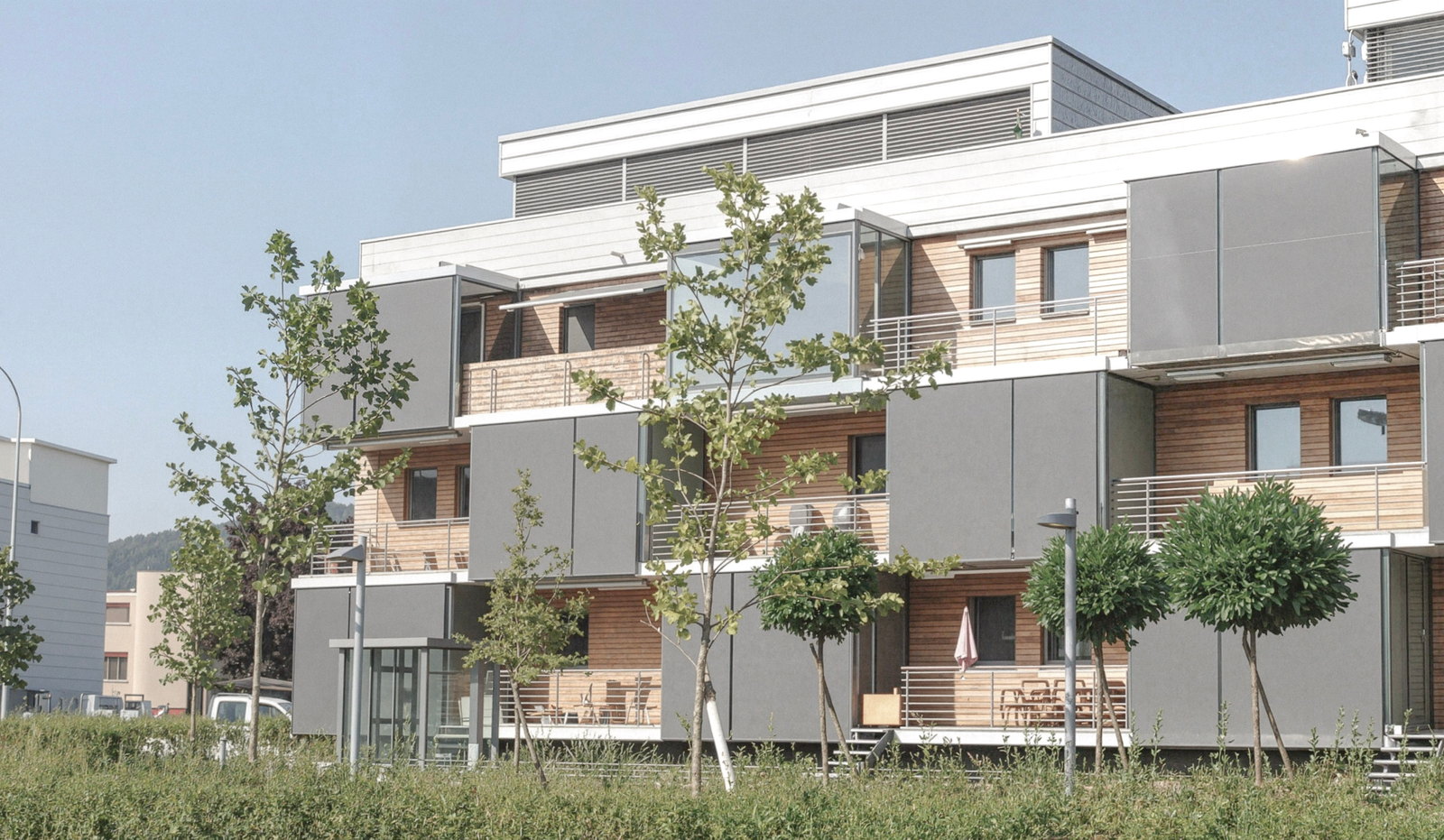 Fassade mit Holzverkleidung und Balkonen der Überbauung Pianoforte