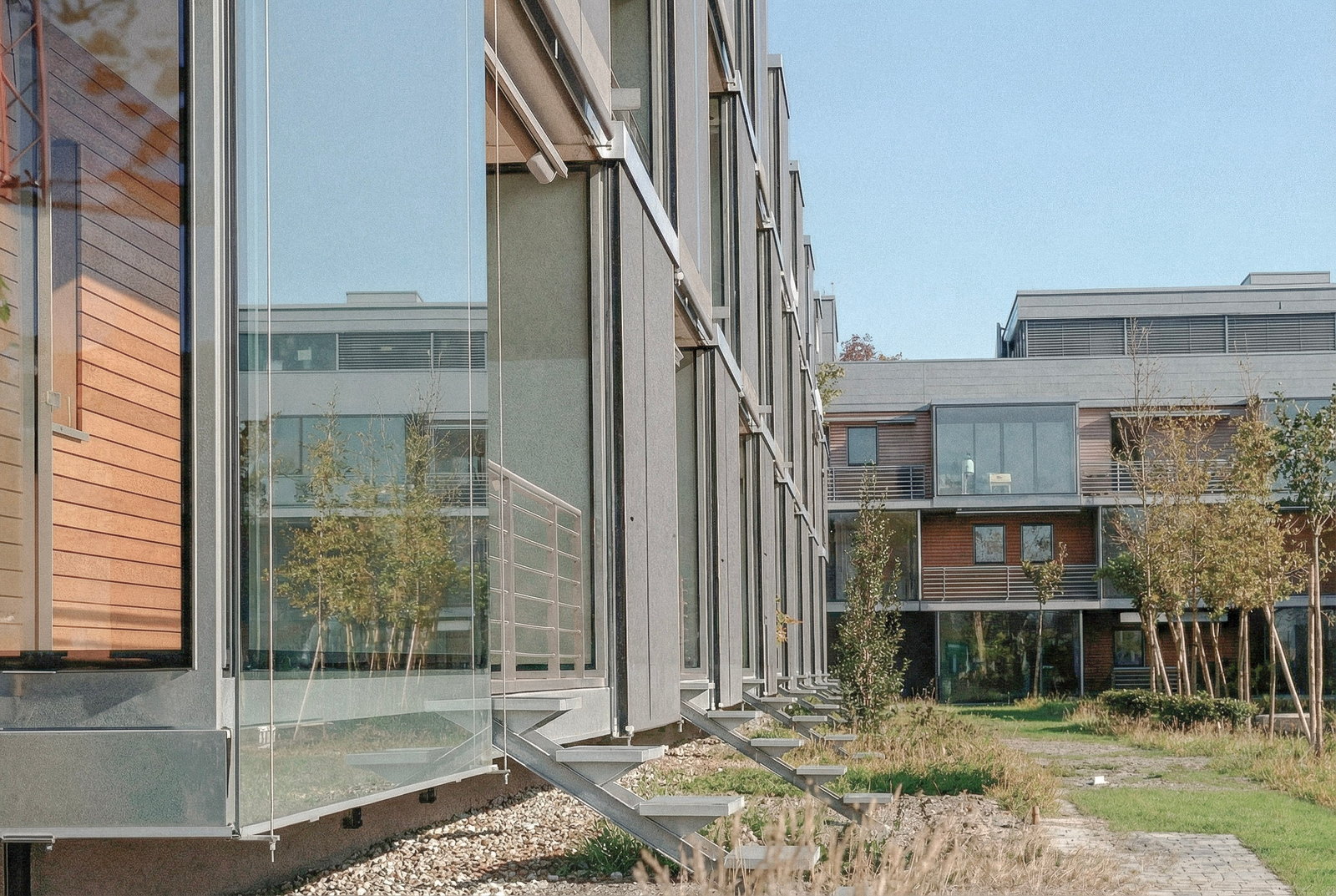 Detailaufnahme von Glas- und Holzfassade der Überbauung Pianoforte