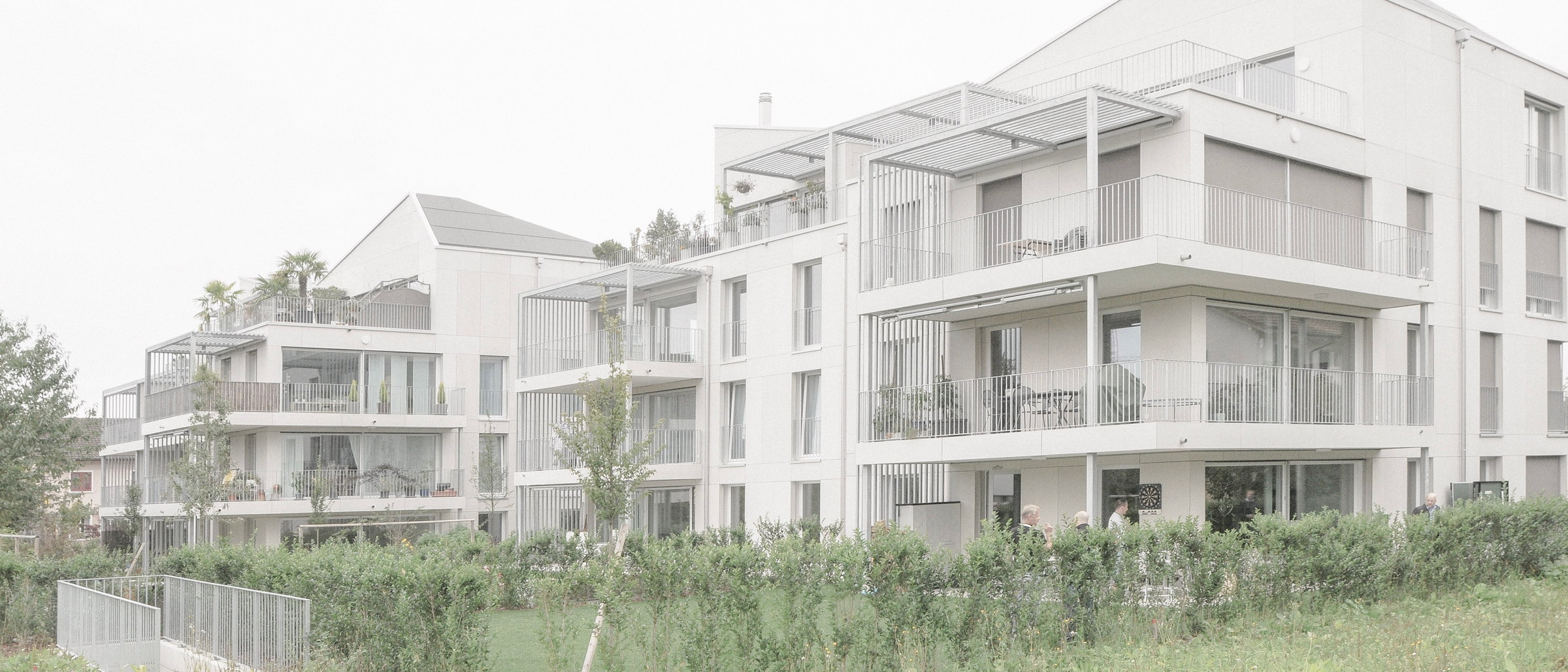 Weisse Mehrfamilienhäuser der Überbauung Pianopiano in Hirschthal