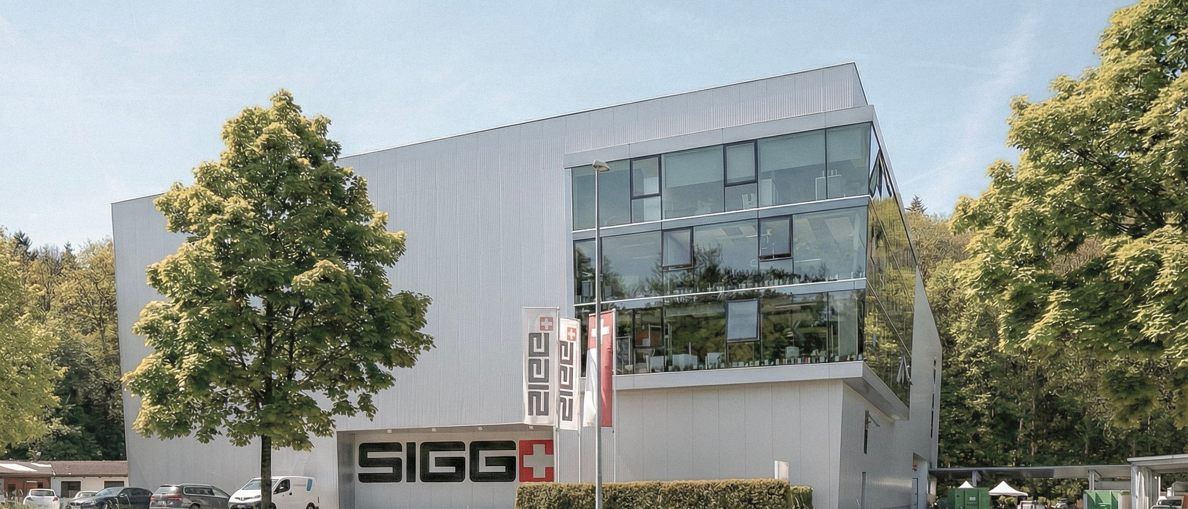 SIGG-Firmengebäude in Frauenfeld mit Glasfassade und Firmenlogo