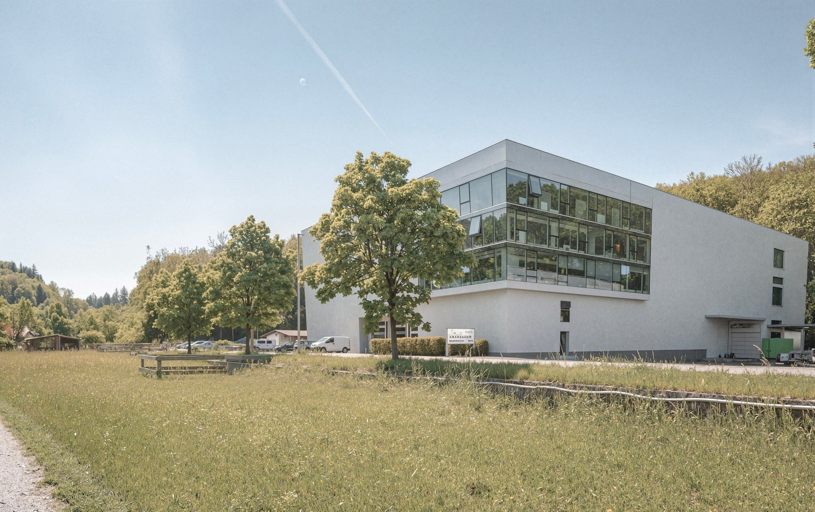 SIGG-Firmengebäude in Frauenfeld von der Grünfläche gesehen