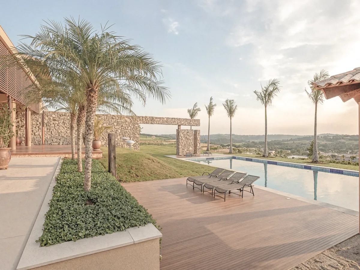 Poolterrasse der Villa Quinta de Baroneza mit Infinity-Pool im Abendlicht