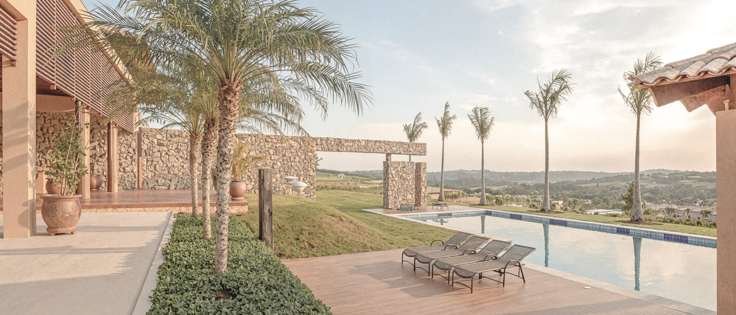 Poolterrasse der Villa Quinta de Baroneza mit Infinity-Pool im Abendlicht