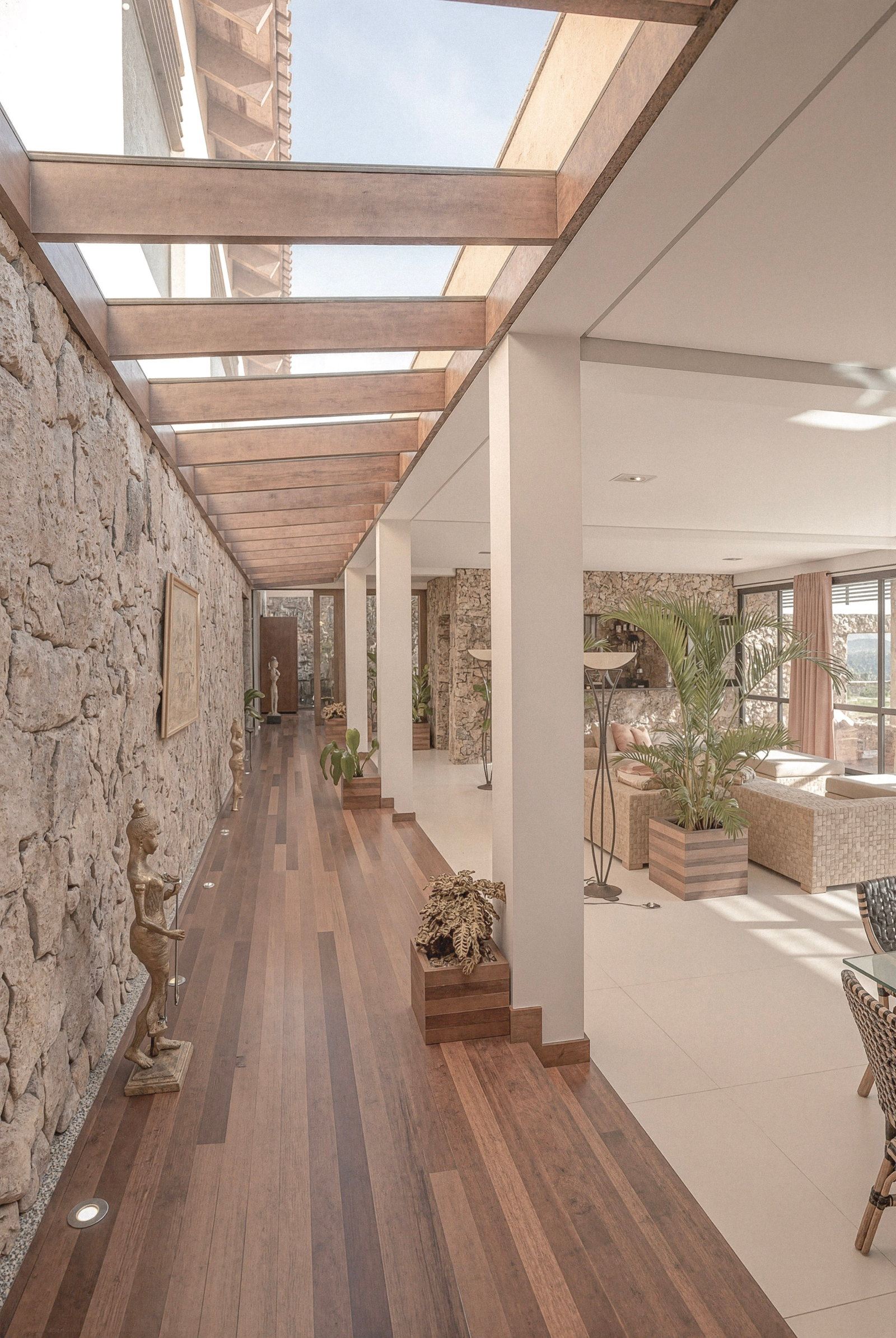 Überdachter Korridor der Villa Quinta de Baroneza mit Natursteinwand